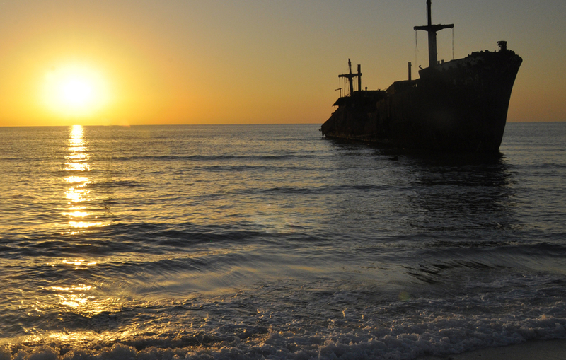 منظره‌ی طلوع خورشید از دریا و در کنار کشتی یونانی بسیار لذت‌بخش است.